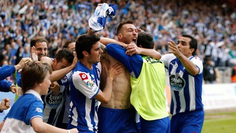 Xisco, en el centro de la imagen, sin camiseta, celebra junto a sus compa�eros el gol de la victoria ante el Huesca en Riazor.