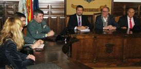 Pol�ticos, responsables de la seguridad y un empresario abordaron la situaci�n en Negreira. 