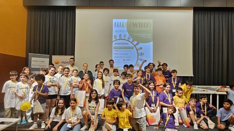 Alumnos coru�eses participantes en la World Robot Olympiad