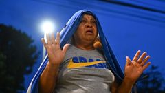Una seguidora de Bolsonaro llora y reza por l en Brasilia