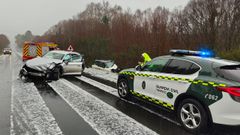 Un muerto y cuatro heridos en un accidente mltiple causado por la granizada en Xermade