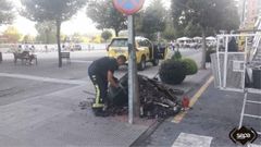 Los bomberos durante su intervenci�n en el incendio.