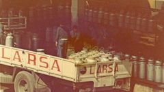 Alrededor de cuarenta camiones suministraban leche a la fbrica de Larsa en Chantada, pero solo tres eran propiedad de la empresa. Los otros eran de transportistas autnomos