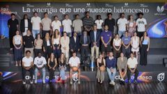 Foto de familia de todos los jugadores asistentes en la sede corporativa de Endesa, patrocinador principal de las dos competiciones de �lite del baloncesto espa�ol