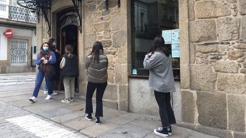 En la imagen, alumnas del Tirso aguardan su turno en fila india para pedir café en El Marqués