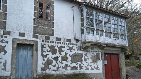 Decoraci�n en una casa de Fondo de Vila, en la parroquia chantadina de Sabadelle