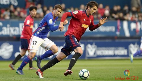 Hidi persigue a Torro durante el Osasuna - Real Oviedo