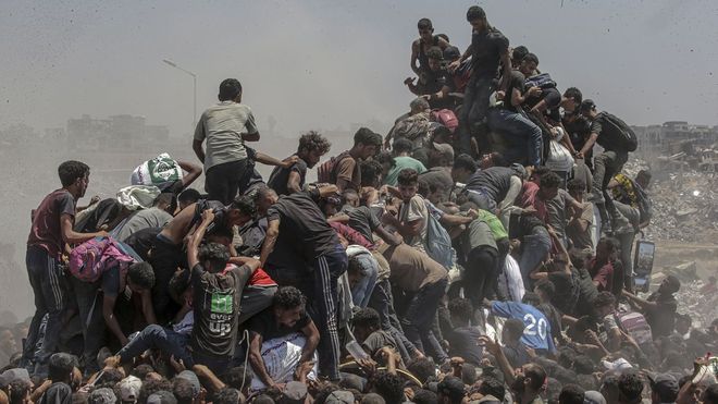 Palestinos en un punto de distribuci�n de alimentos en Zikim, el pasado 9 de abril