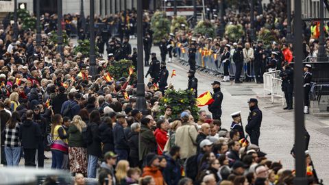 Una multitud aguarda en Sol, por donde pasar la comitiva real