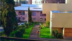 La fotograf�a aportada por el grupo municipal de Podemos-Equo con trabajadores realizando las labores de jardiner�a de la iglesia de la Resurrecci�n, en Laviada