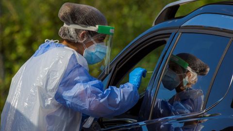 Pruebas PCR en el autoCOVID para la recogida de muestras en el polgono de Guadamia, Asturias