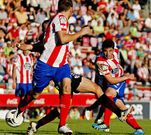 Tonetto trata de rematar a la porter�a del Huesca, mientras Pablo �lvarez sigue la jugada.