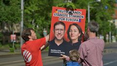 Los voluntarios con un cartel del agredido�Matthias Ecke y una colega del SPD, en la manifestaci�n a favor de la democracia y contra la violencia.