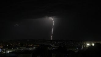 Uno de los miles de rayos que durante la tarde-noche del domingo cayeron sobre Galicia