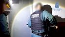 Agentes de la Guardia Civil entrando en uno de los domicilios de los presuntos responsables de la organizaci�n