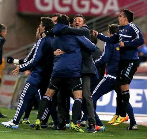 <span lang= es-es >Abrazo entre Luis Enrique y Oubi�a</span>. La foto del partido. La celebraci�n del segundo gol entre el capit�n y el entrenador, que mediado el segundo tiempo arriesg� prescindiendo del capit�n.