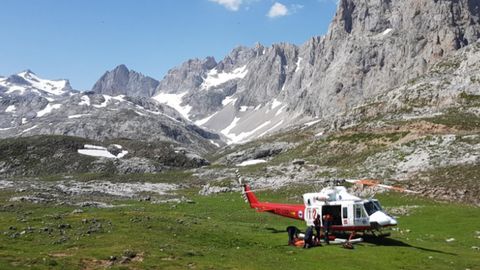 El equipo del helic�ptero medicalizado llevando a cabo las tareas de rescate en Picos de Europa 