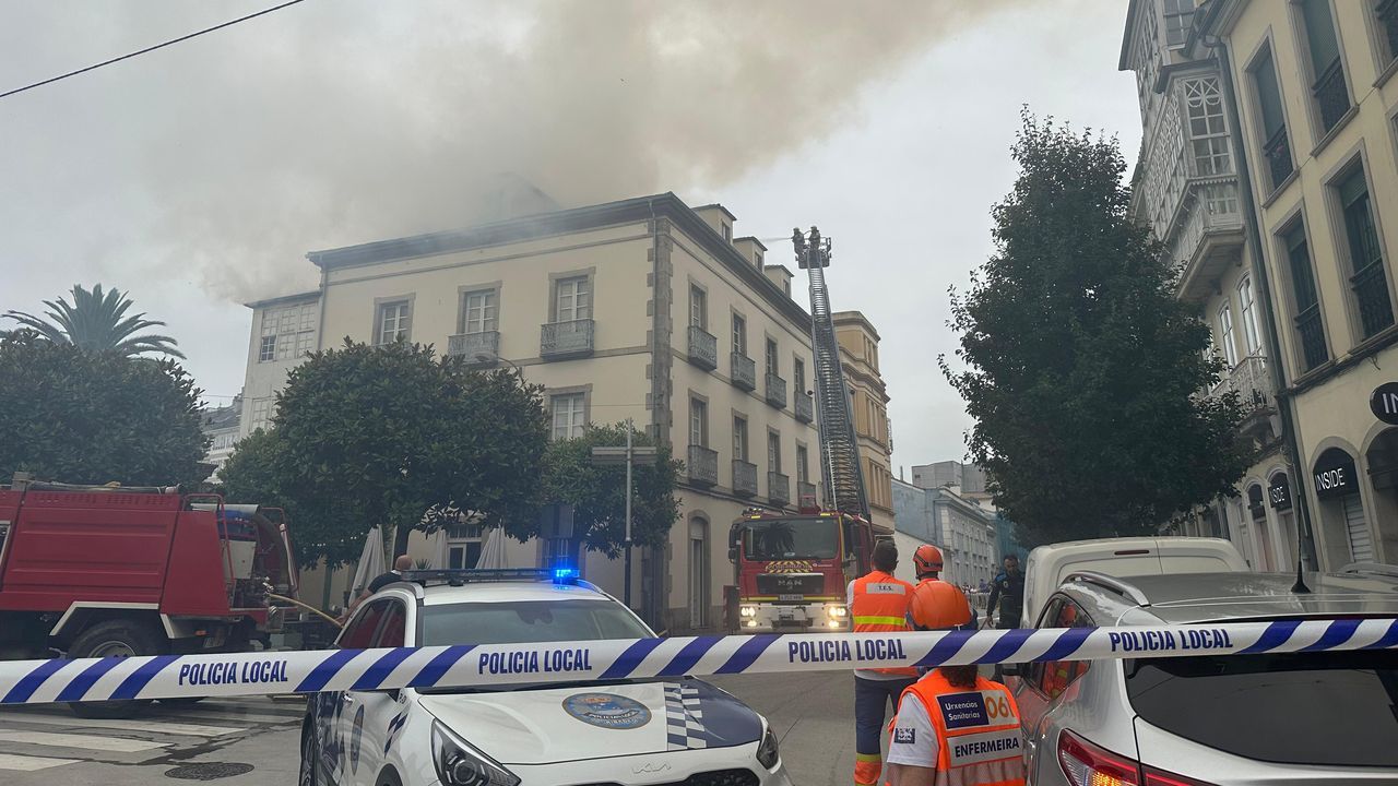 Un incendio destruyó el céntrico edificio del antiguo hotel Ribanova de Ribadeo