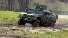 Un modelo de VAMTAC de Urovesa en la pista de pruebas que la compa��a gallega tiene pr�xima a su f�brica de Valga