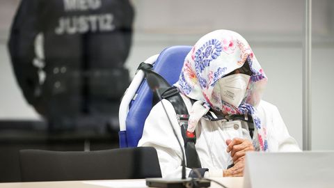 Irmgard Furchner compareci con la cabeza cubierta   por un gran pauelo, lo que junto con la mascarilla preservaba su rostro.