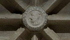 Medall�n con la efigie del cantero en el claustro renacentista  