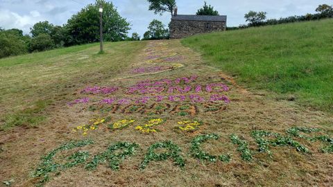 El entorno de la capilla se engalana con una alfombra floral por la fiesta