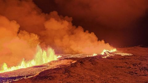 Islandia declara el estado de emergencia tras la erupcin de un volcn cerca de la ciudad de Grindavik