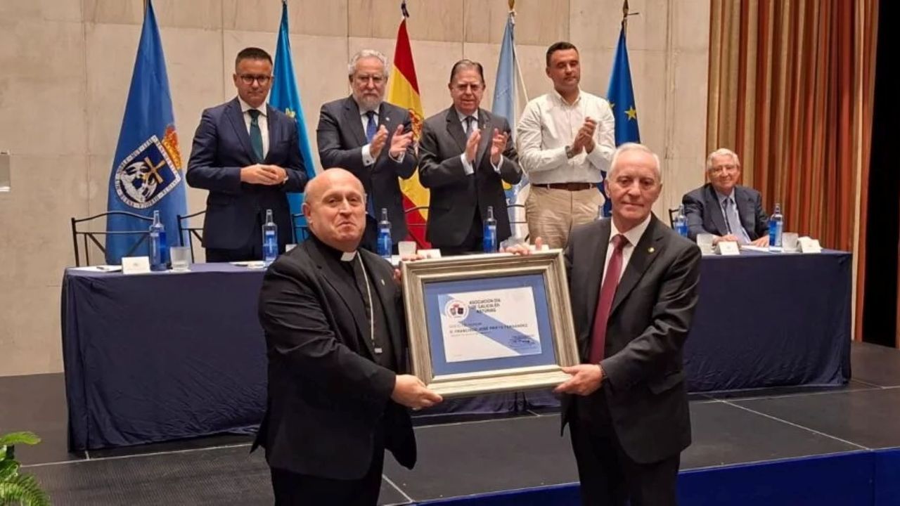 El arzobispo de Santiago, socio de honor del Día de Galicia en Asturias