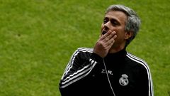 Mourinho, en el cesped del estadio del Borussia