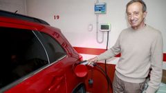 coche.En la foto, Rolando Rodr�guez, cargando un coche en uno de los garajes que gestiona en A Coru�a