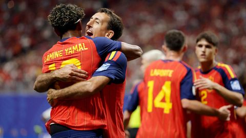 Lamine Yamal celebra, junto a Oyarzabal, el primer gol de Espa�a en este Mundial.