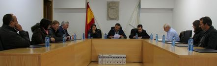 <span lang= es-es >Todo el equipo de gobierno imputado</span>. Los seis ediles del PP, a la izquierda y en el centro con el alcalde, acordaron en este pleno del 30 de abril del 2013 apoyar la destituci�n de la secretaria, a la que se hab�a abierto un expediente por considerar que cometi� una infracci�n administrativa grave. Por este acuerdo, fueron imputados todos los ediles del PP (Taboada y Pensado ya lo estaban) y tuvieron que declarar en el juzgado de Chantada. En este pleno, los socialistas, a la derecha, ya advirtieron de que la decisi�n pod�a ser ilegal. 