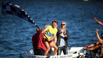 El patr�n de Cabo da Cruz ondea, como ganador de la prueba, la Bandeira Cidade de Ferrol.
