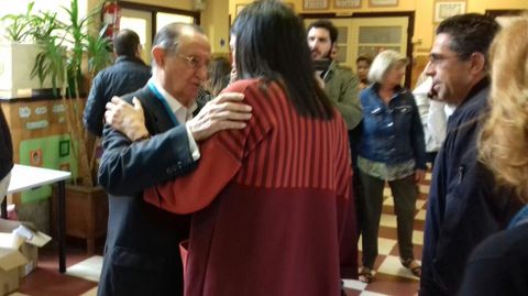 El interventor del PP abraza a la candidata popular, Susana L�pez Ares