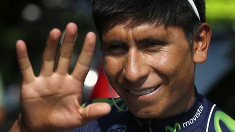 El colombiano Nairo Quintana (Movistar Team) saluda a los aficionados presentes en su preparaci�n en Utrecht.