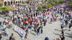 Aspecto de la plaza de A Ferrer�a, en Pontevedra, durante la salida de una de las manifestaciones del Primero de Mayo