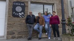 Luis Castro y Elsa Torres (en la foto, a los extremos), junto con sus hijas Leticia (de pelo rubio) y Noa (moreno), quienes han iniciado una nueva etapa con una nueva carta y unos horarios m�s amables para la conciliaci�n de la vida personal. �Estamos cas mesmas ganas e ilusi�n do ano 1957, convencidas de que Sergude � o lugar perfecto para desfrutar da mellor gastronom�a�, dicen.