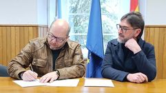 Manuel Ferreiro y Mario Agust�n P�rez firmaron el convenio en la casa consistorial de Frades