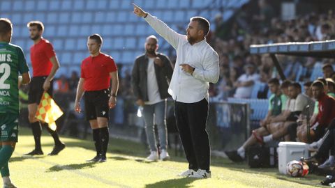 Javi Rey ajustando la colocacin de sus jugadores