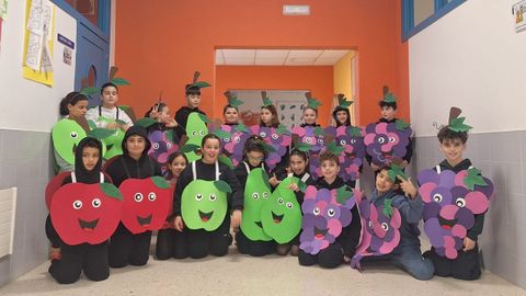 Un grupo de alumnos disfrazados de diversos tipos de froitos