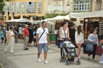 P�blico visitando el Mercado Pirata situado en el parque. 