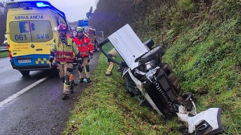En la fotograf�a, imagen del veh�culo volcado.