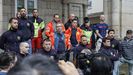 Los bomberos se concentraron frente al Concello al inicio del pleno municipal.