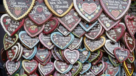 Tradicionales corazones de gengibre durante la apertura de la Oktoberfest en Munich (Alemania)