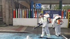 Trabajos de desinfecci�n del Concello en un centro educativo de Nar�n, en una imagen de archivo