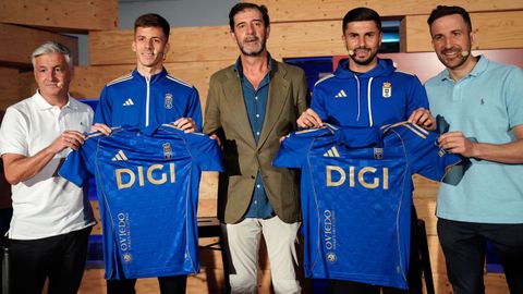 El serbio Iv�n Ilic (2i) y el portero rumano Horatiu Moldovan (2d) son presentados como nuevos jugadores del Real Oviedo, junto al presidente de GAM, Pedro Luis Fdez (c), Roberto Su�rez (izda) y Agust�n Lleida, este jueves en Oviedo
