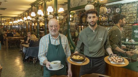 Foto de archivo de�Agust�n Ares, exdue�o de la cafeter�a Paradiso, junto a su hijo. Ahora el local tiene nueva gerencia