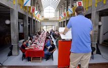 El PSOE celebr� la degustaci�n en la Praza de abastos. 