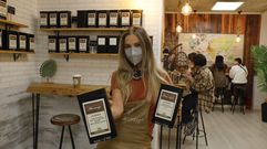 Tini muestra 2 de las cerca de 60 variedades de t� ecol�gico que ofrecen Naturcoffee, donde han constatado �una tendencia muy clara al consumo de productos m�s artesanales y menos procesados�. Con la pandemia, dicen, �la gente valora m�s el aire libre y la opci�n de llevar el caf�... ahora tenemos incluso m�s clientes�. 