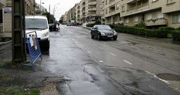 Las aceras no tienen continuidad, la calzada est� parcheada y la recogida de pluviales es inexistente en una calle c�ntrica de Sanxenxo. 